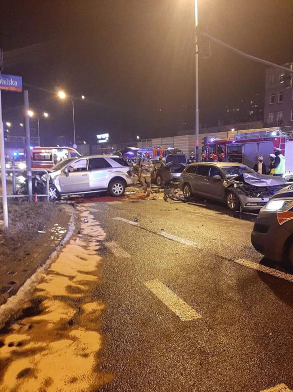 UWAGA! Wypadek 7 samochodów osobowych na Jana Pawła II! Ranni