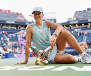 Iga Świątek w zabawie z psem po finale WTA Toronto