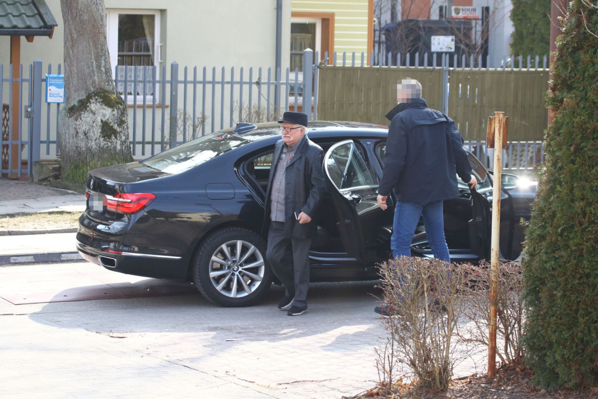Lech Wałęsa daje pieniądze pod kościołem