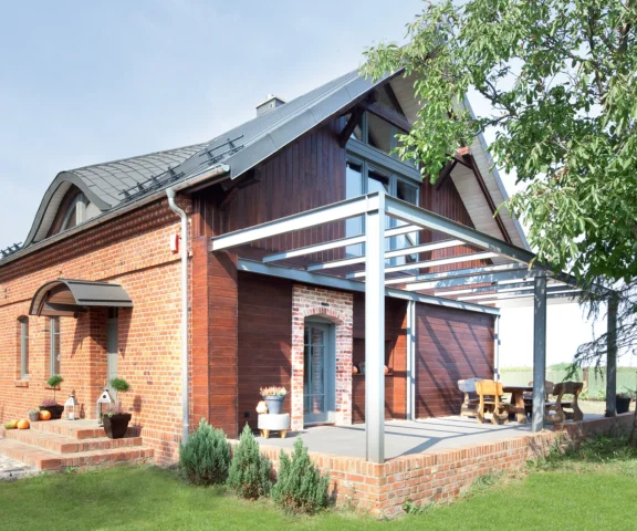 Przedwojenny dom z czerwonej cegły przeszedł długą drogę, Zdjęcia przed i po