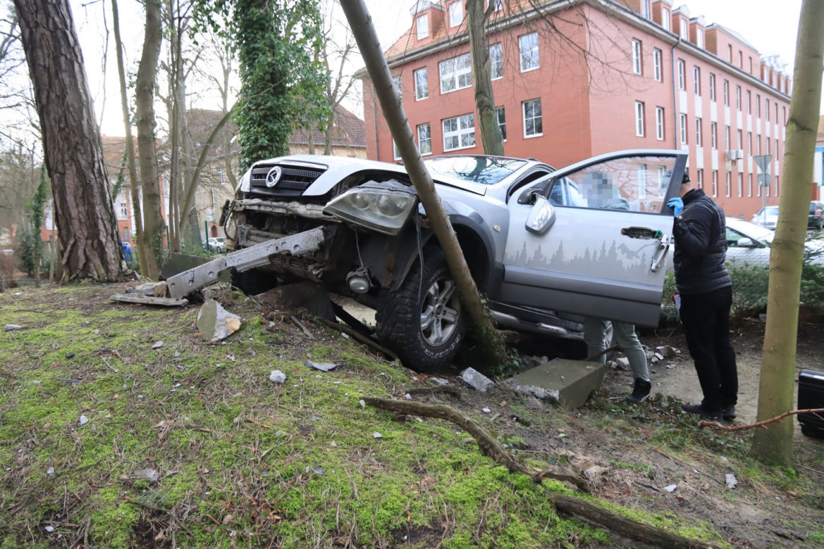 Staranował płot SUV-em i zniknął! Niecodzienne zdarzenie w Świnoujściu