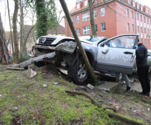 Staranował płot SUV-em i zniknął! Niecodzienne zdarzenie w Świnoujściu