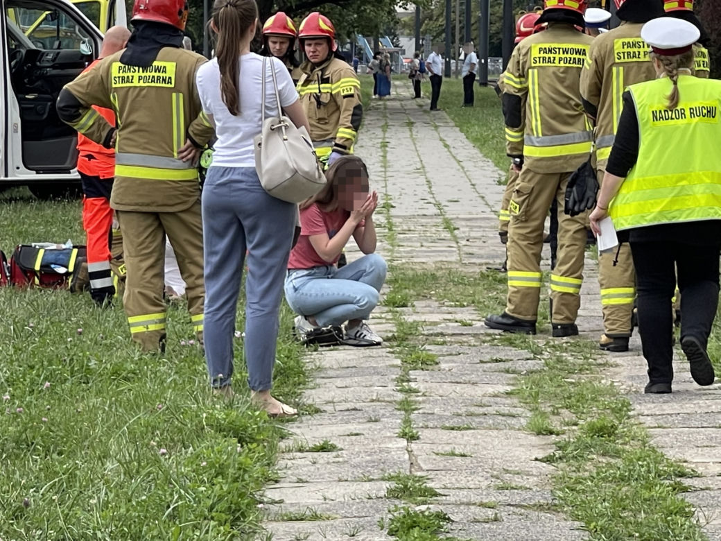 Tragedia w Warszawie. Tramwaj przytrzasnął 4-letniego chłopca i ciągnął po torowisku. Dziecko nie żyje, jego babcia zemdlała