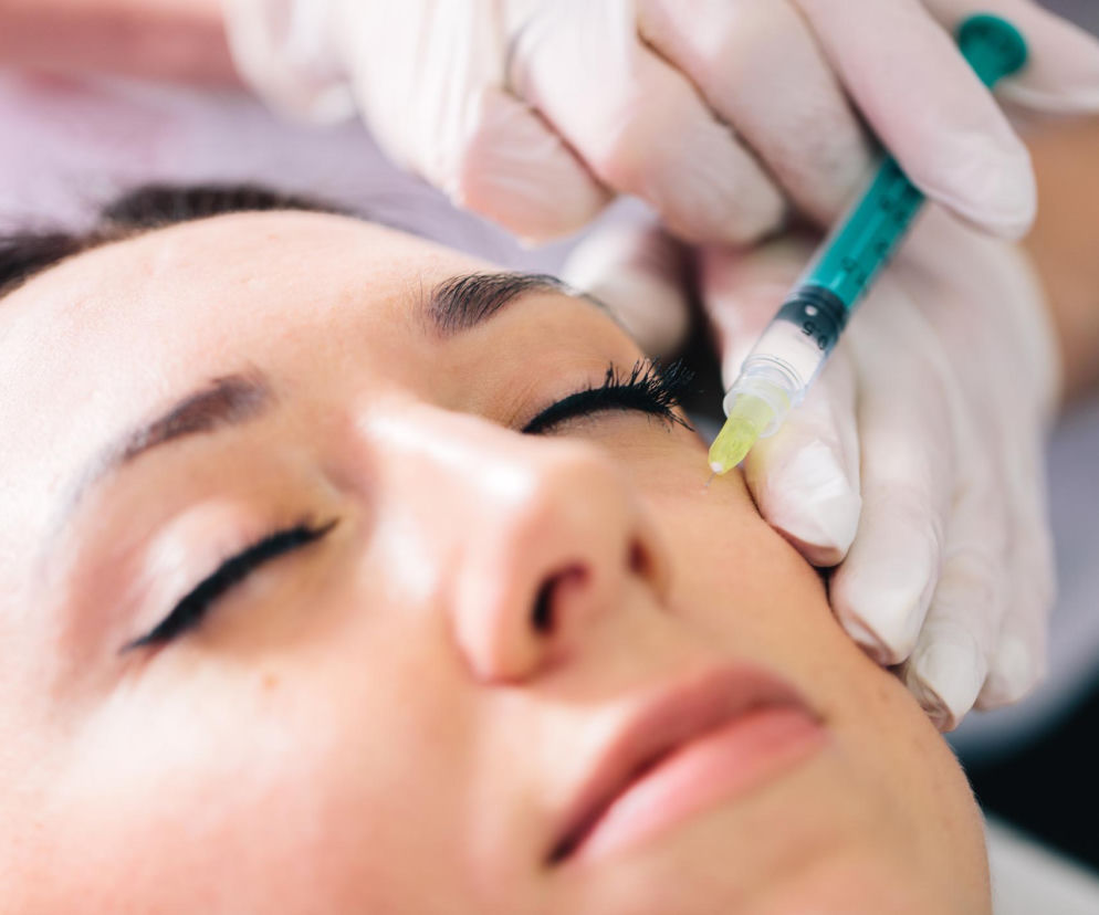 Czym jest stymulator tkankowy? Poznaj różnicę między wypełniaczem a regeneracją skóry