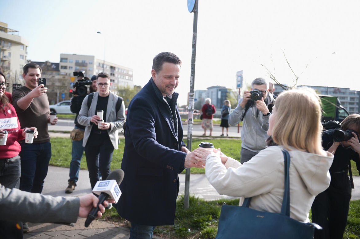 Kawa przy metrze z Rafałem Trzaskowskim! Tak dziękował mieszkańcom za oddane głosy