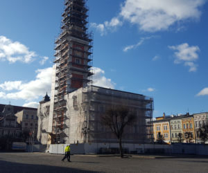 Odzierają ratusz ze skóry. Trwa remont najważniejszego budynku w Lesznie