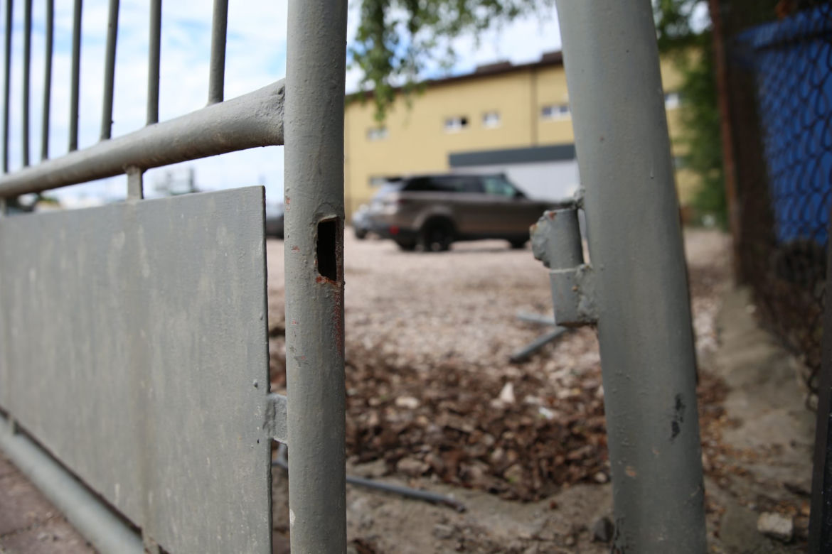 Staranował leksusem policjantów i uciekł