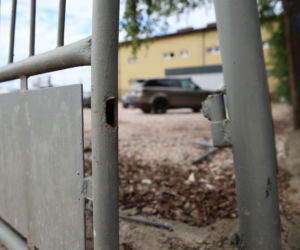 Staranował leksusem policjantów i uciekł