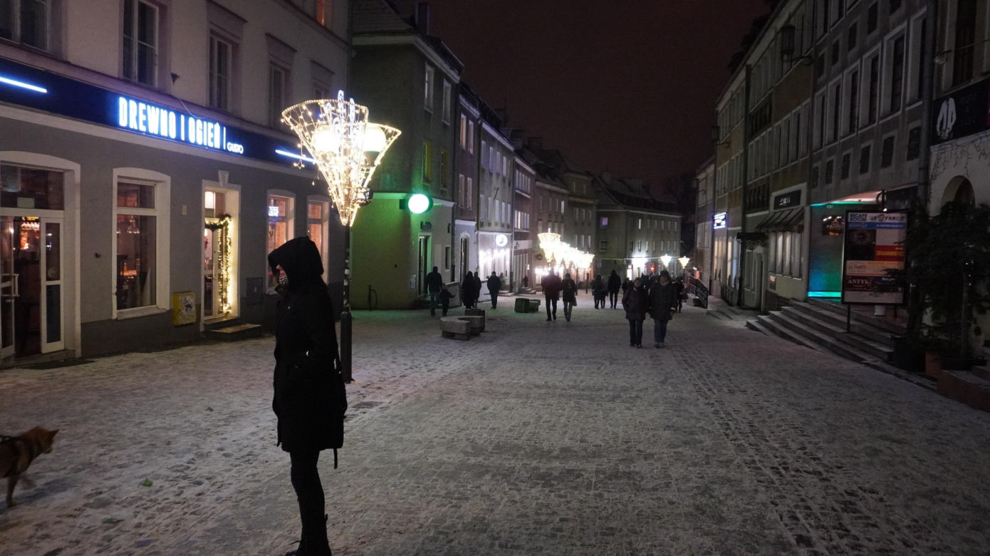 Świąteczne iluminacje w Olsztynie zachwycają. Prawdziwą „gwiazdą” jest choinka na starówce [ZDJĘCIA]