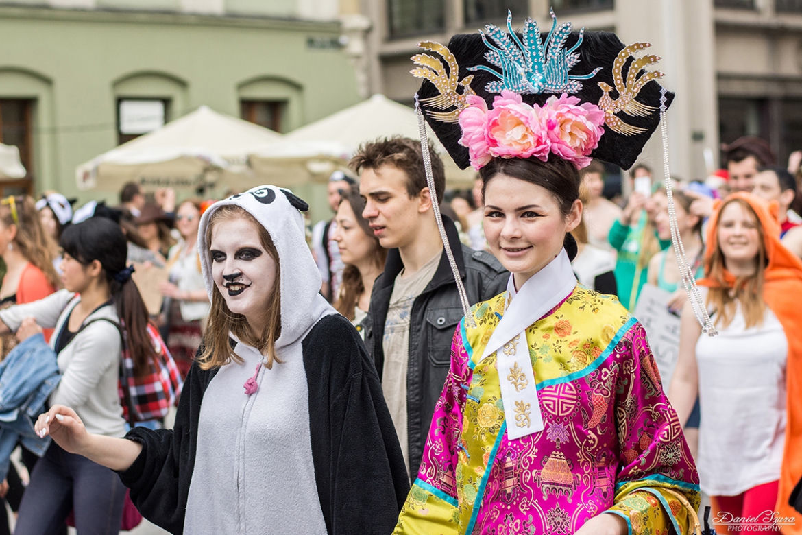 Korowód juwenaliowy na krakowski Rynek: Studenci świętują! [ZDJĘCIA]
