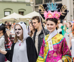 Korowód juwenaliowy na krakowski Rynek: Studenci świętują! [ZDJĘCIA]