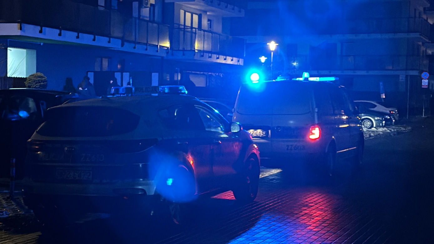 Makabra w Nowym Dworze Mazowieckim. Zwłoki 47-latka leżały przed wejściem do bloku!