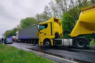 Zderzenie dwóch tirów i osobówki. Poważny wypadek na DK12 w Krzemieniewie [ZDJĘCIA]