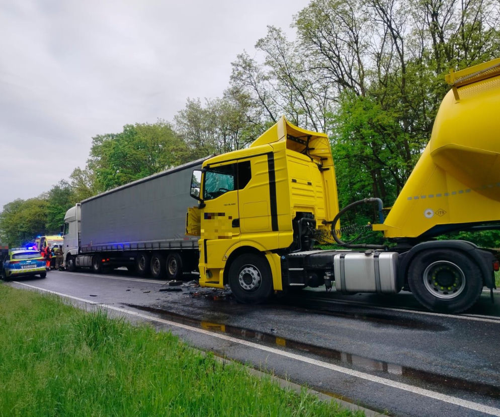 Zderzenie dwóch tirów i osobówki. Wypadek na DK12 w Krzemieniewie 