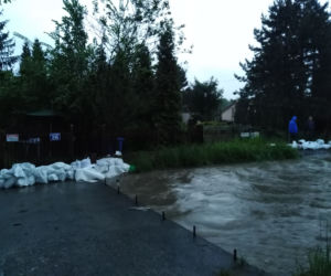 Powódź w krakowskim Bieżanowie: zalane posesje, nieprzejezdne drogi. Walka z żywiołem trwa