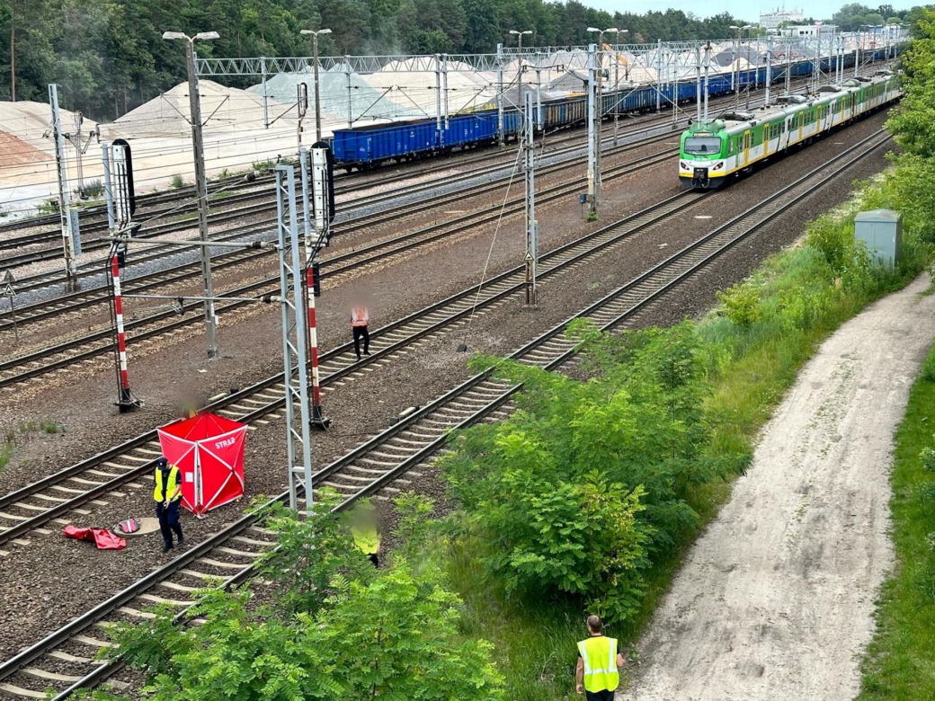 Tragedia na torach. Wszedł na nieoznakowane przejście, gdy nadjeżdżał pociąg. Straszny wypadek w Rembertowie