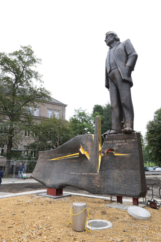 Pomnik prof. Zbigniewa Religi