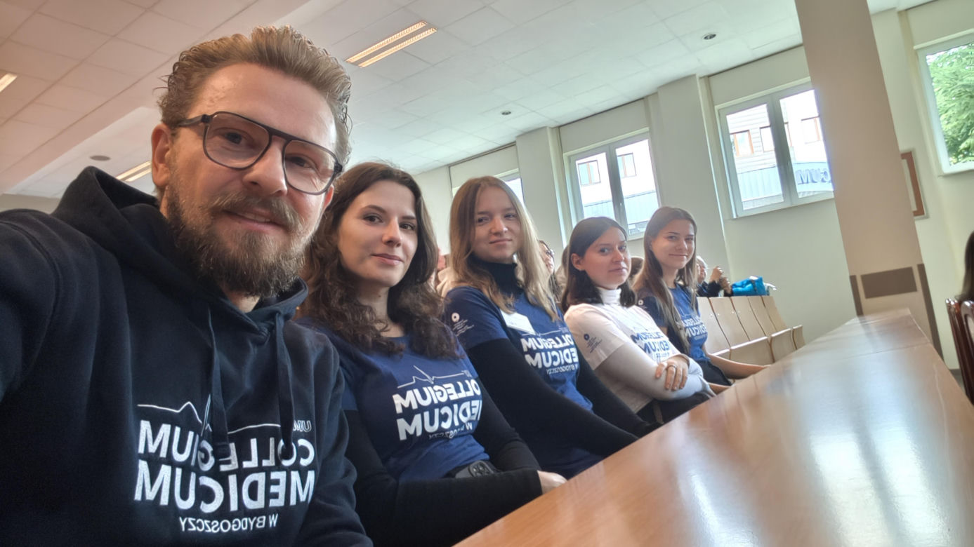Młodzi naukowcy w akcji! Uczniowie eksperymentowali w laboratoriach Collegium Medicum