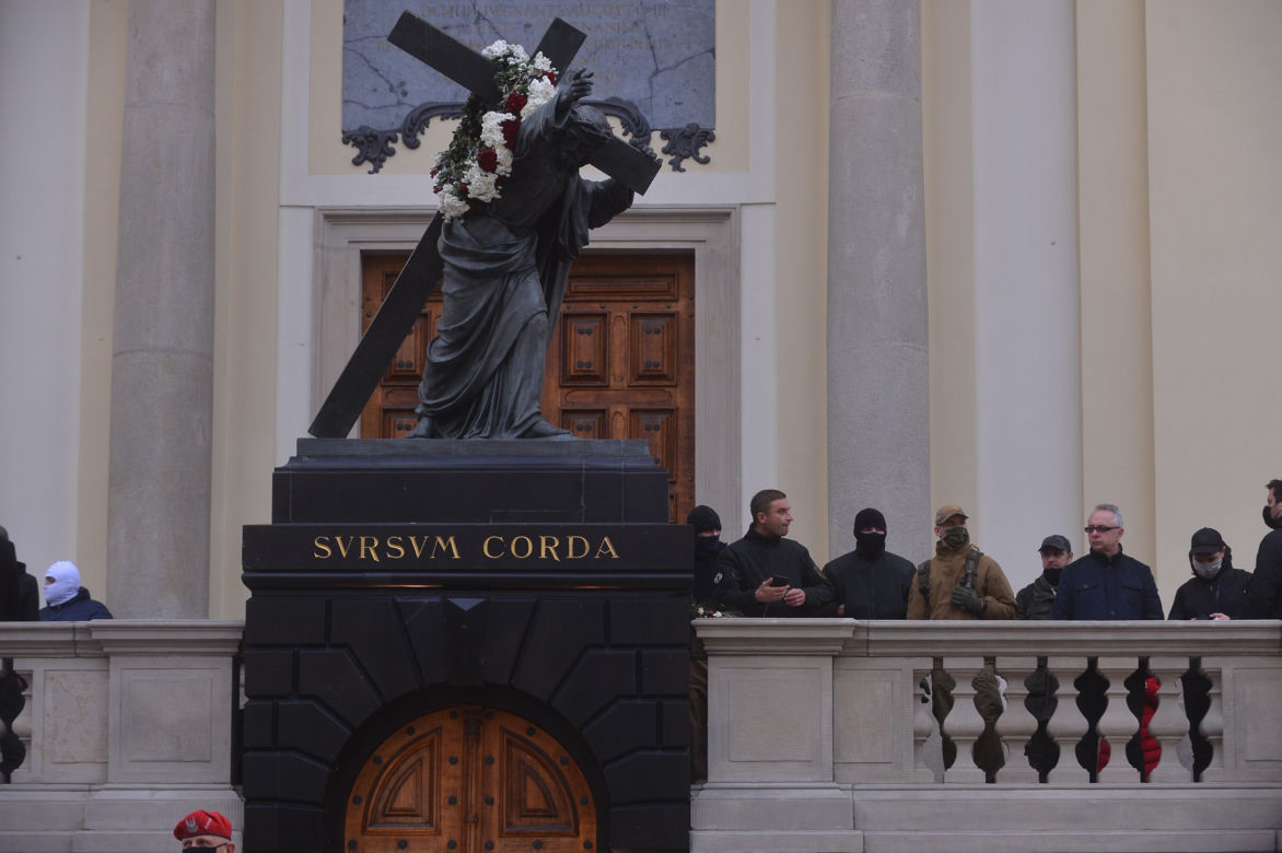 Wojsko pod kościołem św. Krzyża w Warszawie