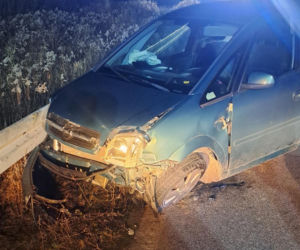 Zjechał oplem z drogi, uderzył w barierki. Nie żyje. W środku kobieta i dwoje dzieci