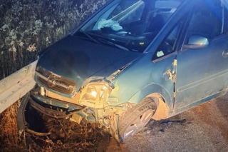 Tragedia pod Garwolinem. Zjechał oplem z drogi, uderzył w barierki. Nie żyje. W środku kobieta i dwoje dzieci