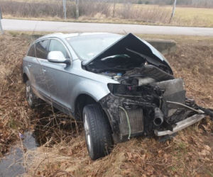 18-latek roztrzaskał Audi Q7. Był pijany i nie miał prawa jazdy