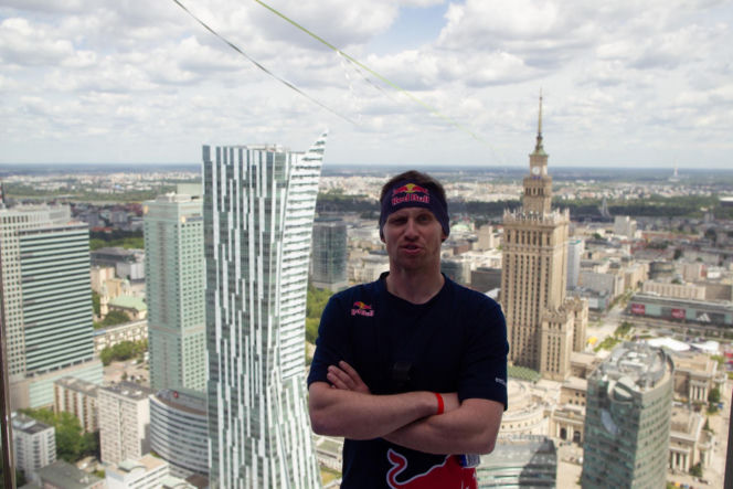 34-latek przejdzie na taśmie zawieszonej 180 metrów nad centrum Warszawy. "Myślę, że jest to sport dla każdego"