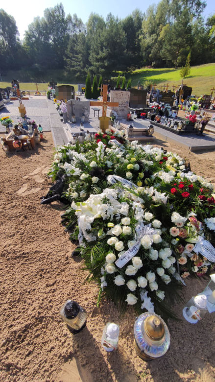 Karol, który zginął w Wabczu, spoczął na cmentarzu w Chełmnie. Grób utonął w białych kwiatach