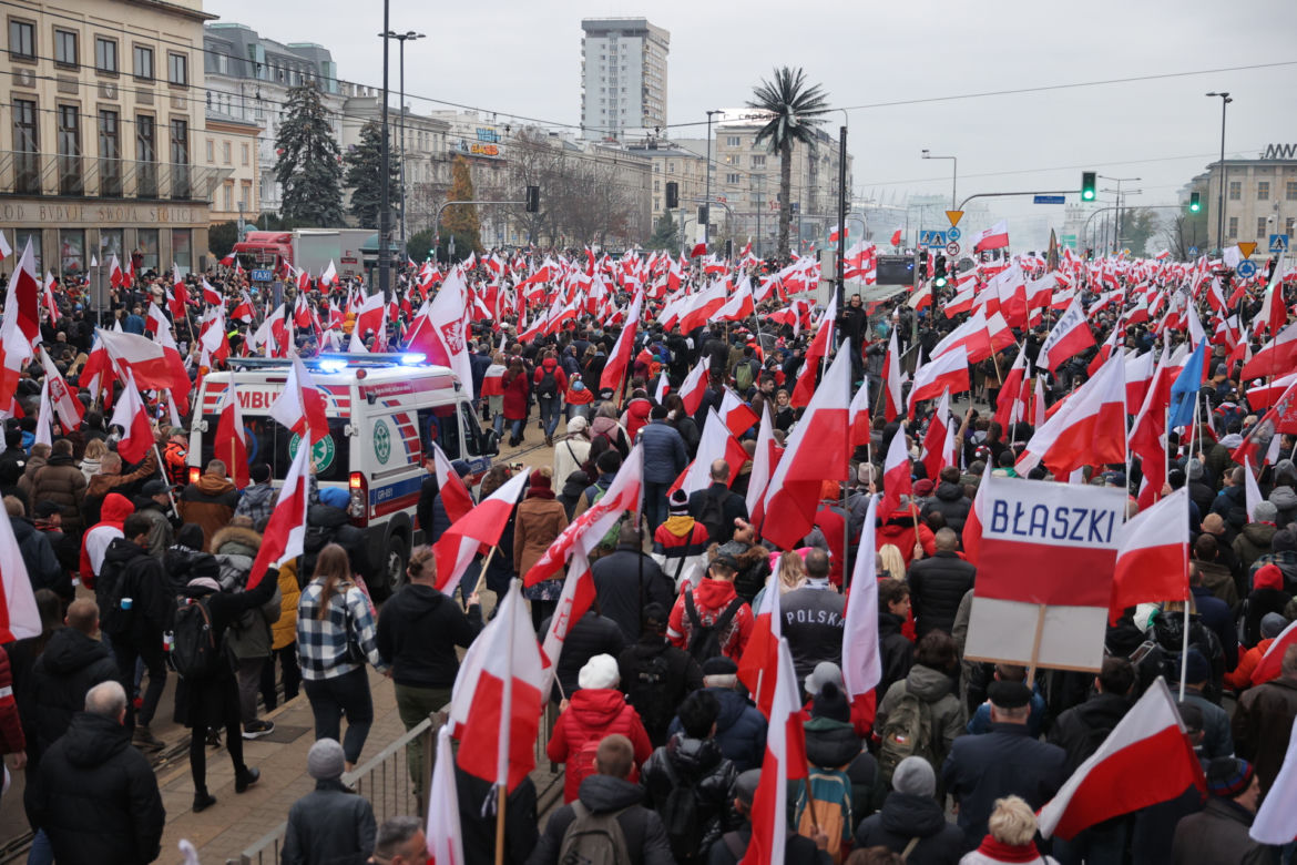 Morze flag na Marszu Niepodległości w Warszawie