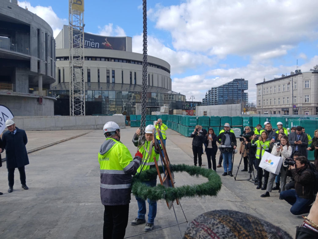 W Operze Nova tradycji stało się zadość. Nad czwartym kręgiem zawisła wiecha