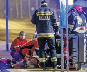 Ratując noworodka roztrzaskali się na słupie