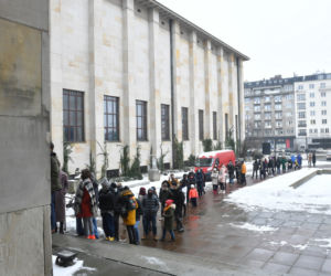 Gigantyczna kolejka do Muzeum Narodowego w Warszawie