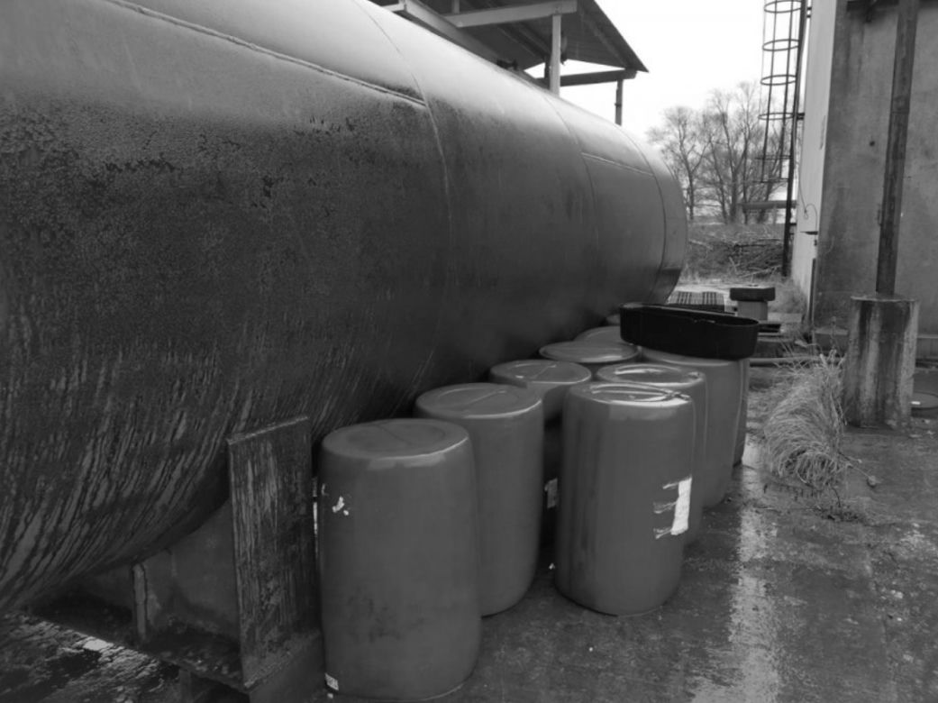 Kraków: Policjanci zabezpieczyli składowisko odpadów chemicznych
