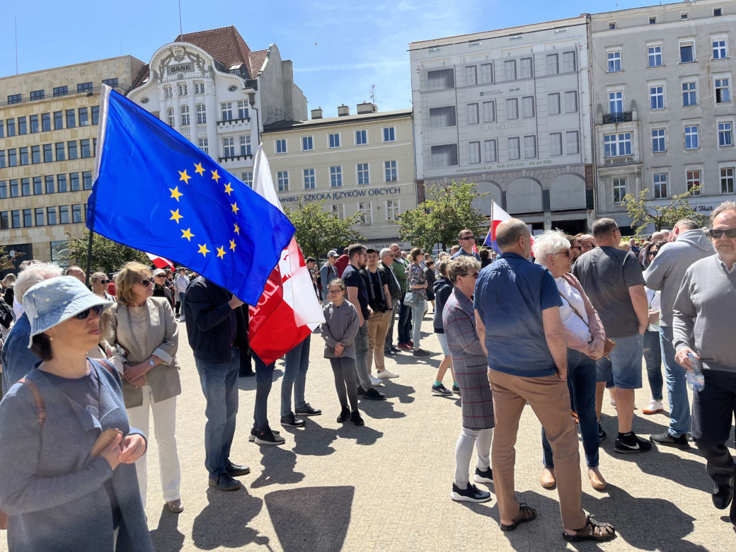 Toast za Wolność w Poznaniu. Tysiące ludzi na placu Wolności