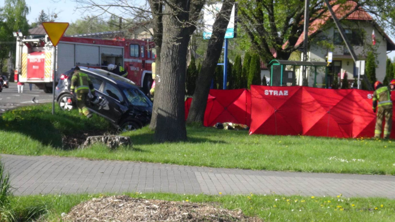 Tragiczny wypadek w Łazach. Motocyklista zderzył się z osobówką. Jedna osoba nie żyje