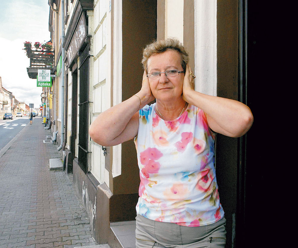 Ksiądz terroryzuje miasteczko z dzwonnicy
