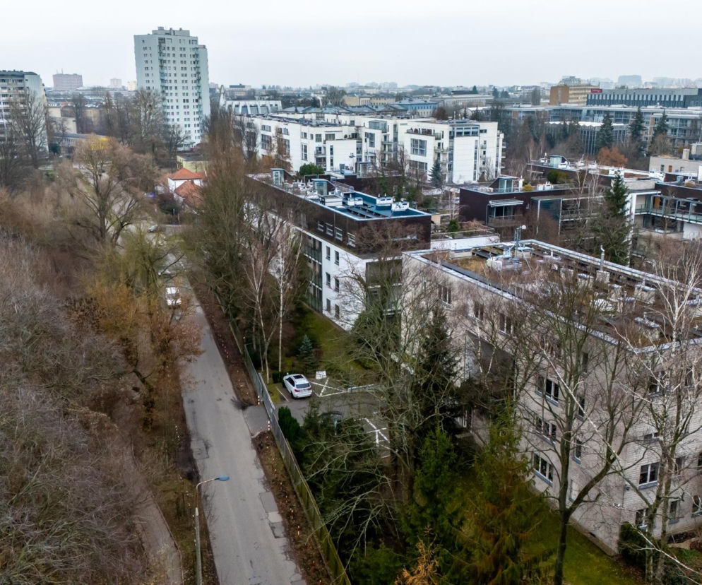 Widok z góry na ul. Rostafińskich i osiedle Biały Kamień. O sporze wokół budowy tramwaju przeczytasz na Architektura.