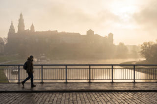 Gęsta mgła nad Polską. Gdzie obowiązują ostrzeżenia IMGW?