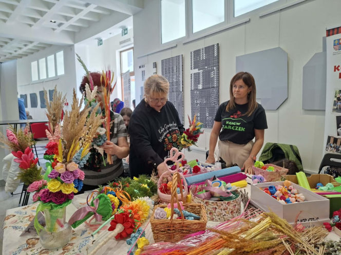 Starachowice tętnią tradycją! Trwa pierwszy Festiwal Kół Gospodyń i Gospodarzy Wiejskich „Lokalne pasje”