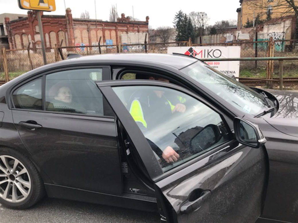 Niosła 4 siatki z zakupami. Podwieźli ją policjanci z Grudziądza