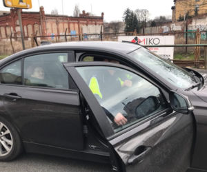 Niosła 4 siatki z zakupami. Podwieźli ją policjanci z Grudziądza
