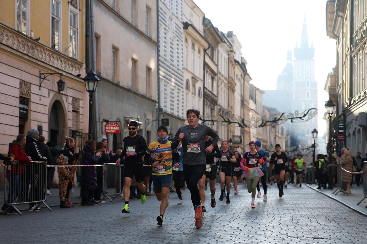 Krakowski Bieg Sylwestrowy 2024. Przebrania, sportowa rywalizacja i wspólne pomaganie 
