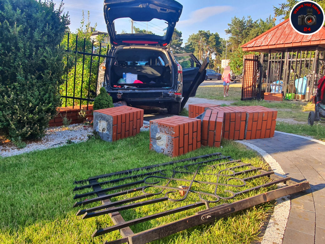 Wypadek w Wesołej: Alfa Romeo wjechała w bramę