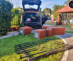Wypadek w Wesołej: Alfa Romeo wjechała w bramę