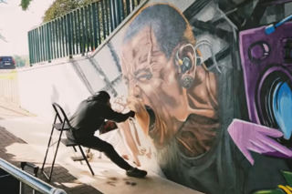 W Polsce powstał mural w hołdzie Chesterowi Benningtonowi z Linkin Park! Gdzie można go zobaczyć?