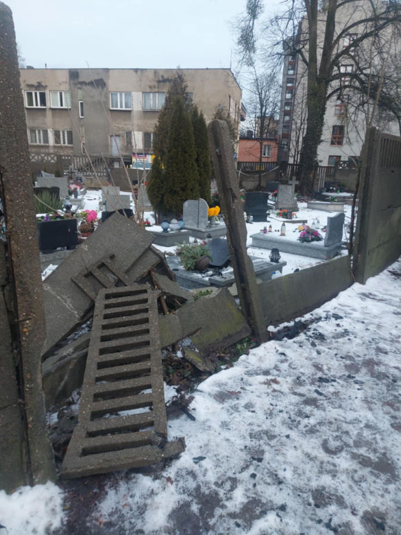 Zniszczone ogrodzenie cmentarza w Tarnowskich Górach