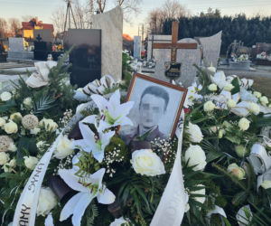 Groby Wiktorii i Konrada utonęły w kwiatach. Pochowali ich w święto zakochanych