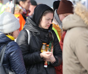 Miasteczko pomocy dla uchodźców z Ukrainy na parkingu w Przemyślu