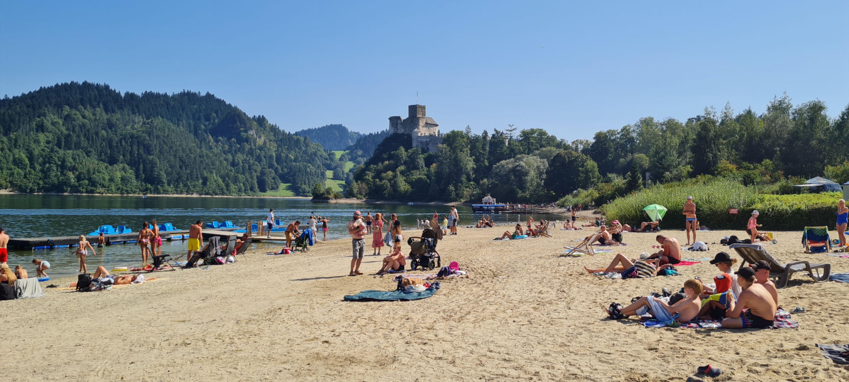 Niedzica to idealne miejsce na jesienny wyjazd. Jezioro, góry, lasy, a do tego taniej niż w Zakopanem