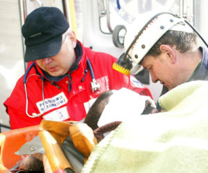 Zbigniew Nowak uratowany. Ratownicy wynoszą go z kopalni Halemba